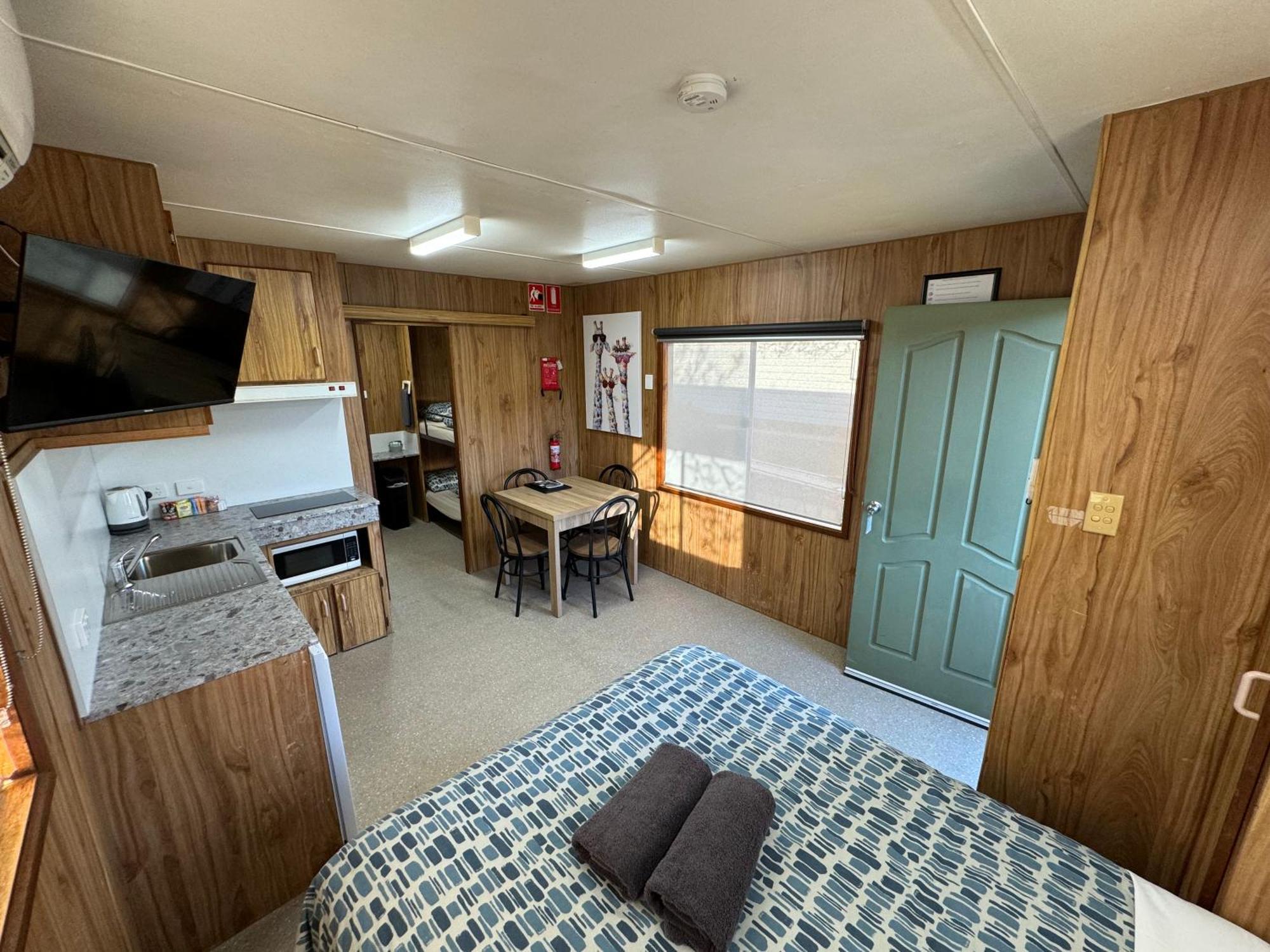 Acacia Caravan Park & Holiday Units 亚拉腊 外观 照片