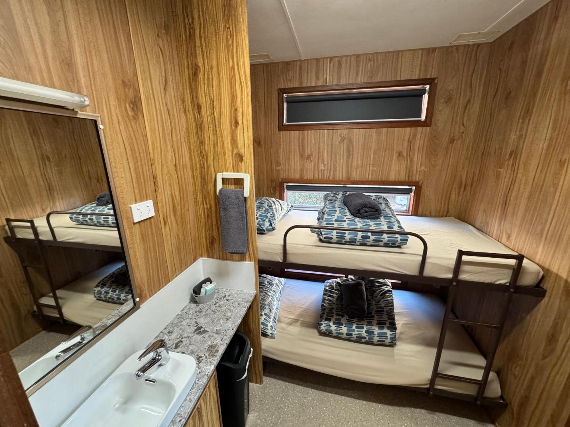 Acacia Caravan Park & Holiday Units 亚拉腊 外观 照片